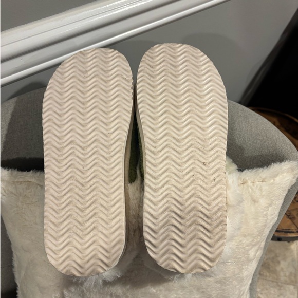 American Eagle Outfitters Green and White Grinch Slippers - Picture 11 of 11